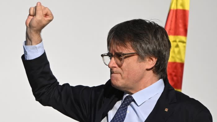 Barcelona police seek for Catalan separatist chief Carles Puigdemont